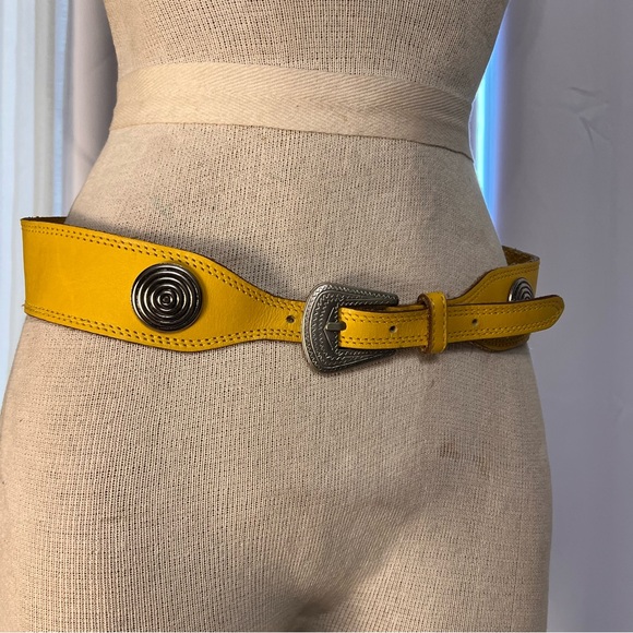 Vtg 90s 80s yellow leather concho belt with a southwestern style buckle set Sz M - Picture 6 of 16